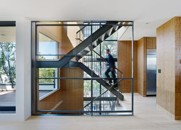 Moderni puiset portaat lasikaide metallikaide portaikko