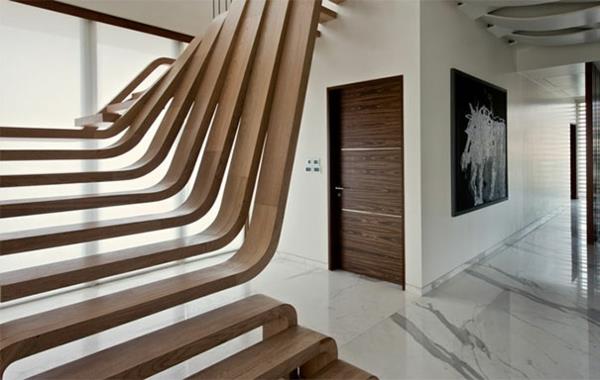 Moderni sisätilojen portaat valmistettu puuteräksestä
