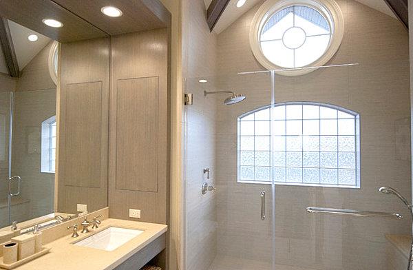 Moderneissa huoneissa on lasikattoinen kylpyhuoneen kattovalaistus