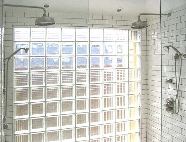 Moderneissa huoneissa on lasiseinäkylpyhuoneen suihkulaatat valkoiset
