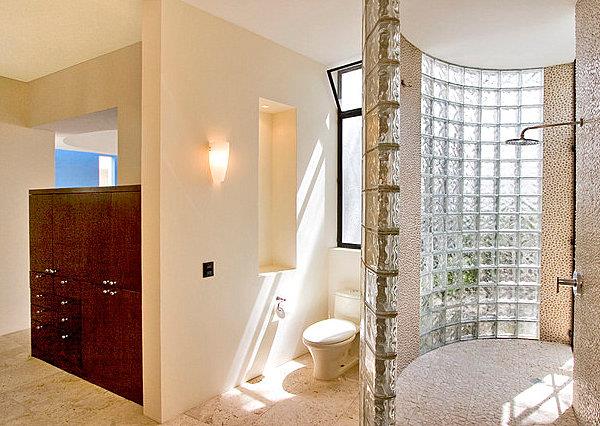 Moderneissa huoneissa on lasikattoinen kylpyhuone ylellinen suihkukaappi