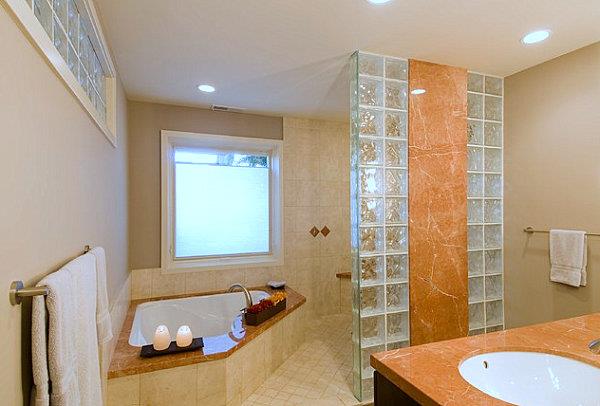 Moderneissa huoneissa on lasikattoinen kylpyhuoneikkuna