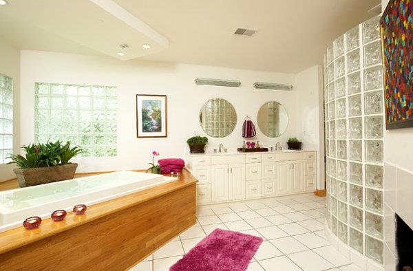 Moderneissa huoneissa on lasikattoinen kylpyhuone puinen mattapehmuste