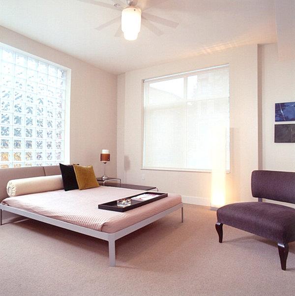 Modernit huoneet, joissa on lasikattoiset makuuhuoneet, tyylikkäästi minimalistisia