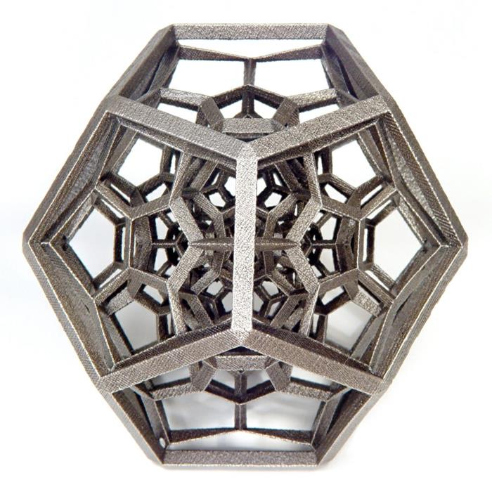 Nykyaikaiset veistokset symmetristä metallia