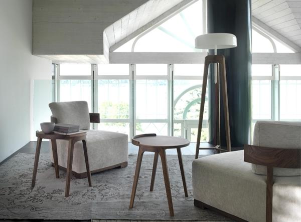 suuret ikkunat lattiavalaisimet suunnittelee harmaita nojatuoleja tuoleja