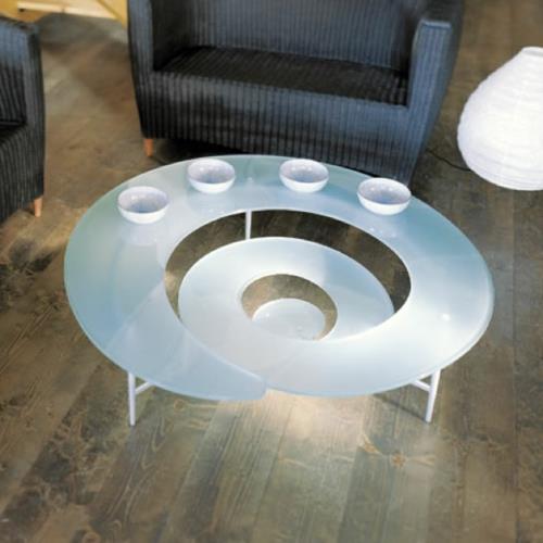Moderni, houkutteleva sohvapöytä olohuoneen kaarevalle pinnalle