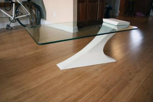Moderni, viehättävä sohvapöytä olohuoneeseen, lasipohja