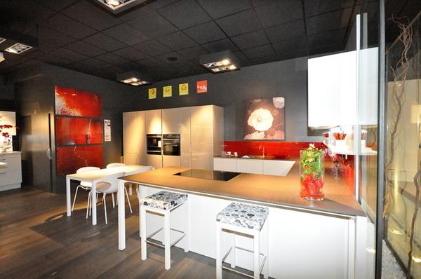 Moderni italialainen keittiö, kirkas punainen ja henkeäsalpaava