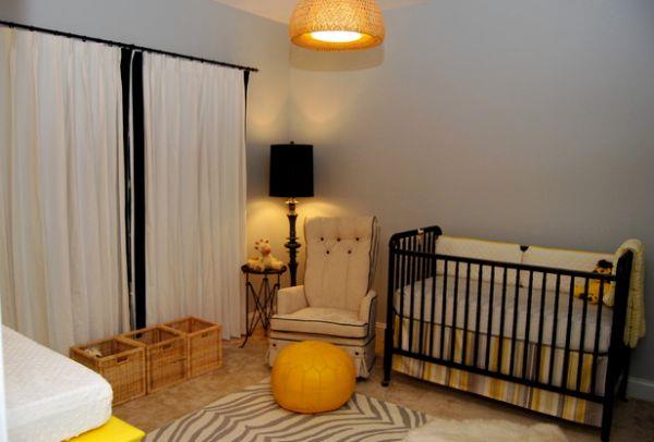 Nykyaikaiset mustat lamput varjostavat vauvan huoneen sisustusta