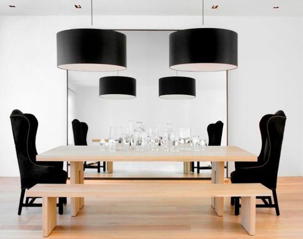 Nykyaikaiset mustat lamput varjostavat minimalistista sisustusta