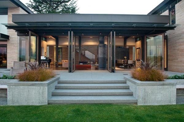 Moderni koti Washington -järven etuoven puutarha