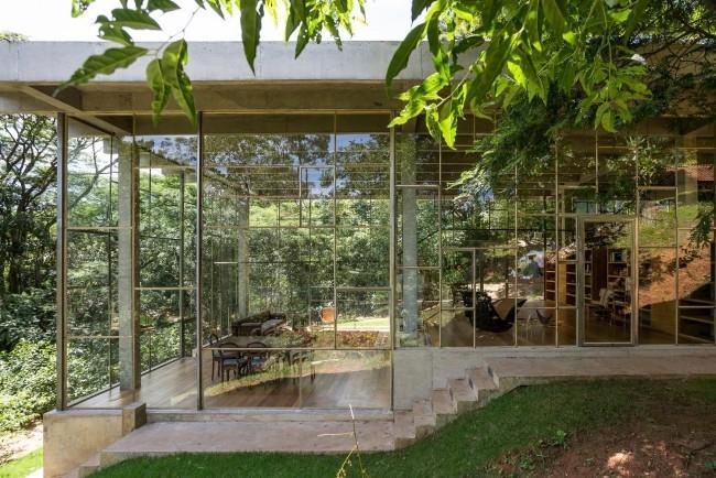 Moderni lasi- ja betonitalo sademetsässä luo täydellisen pakopaikan luonnon keskelle