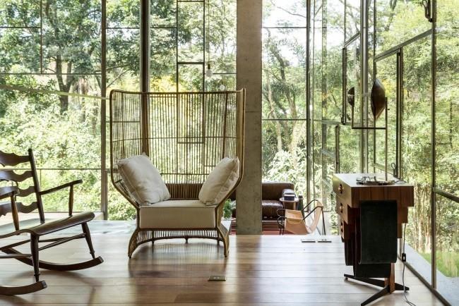 Moderni talo lasista ja betonista sademetsässä, nauti täydellisestä rentoutumisesta ja työskentele luovasti