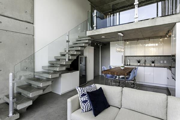 Moderni kattohuoneisto vancouver -arkkitehtuuri kelluva portaiden kaide