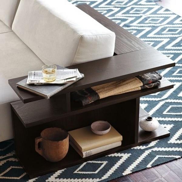Moderni sohva, jossa on integroitu pöytä