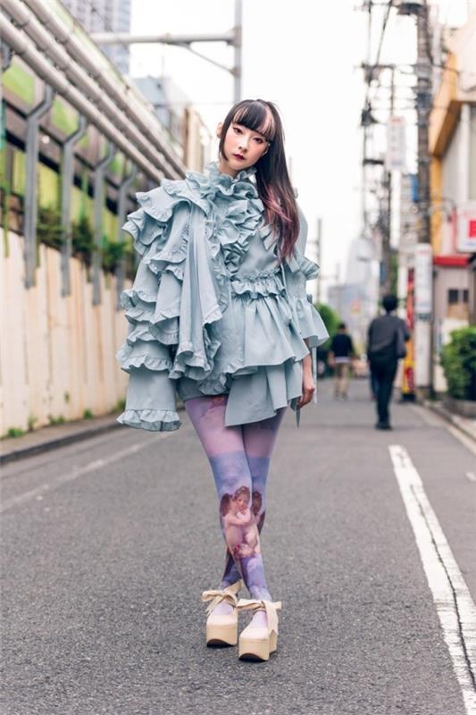 Muodin trendit katumuoti - romanttinen trendi naiset Tokion muotiviikko