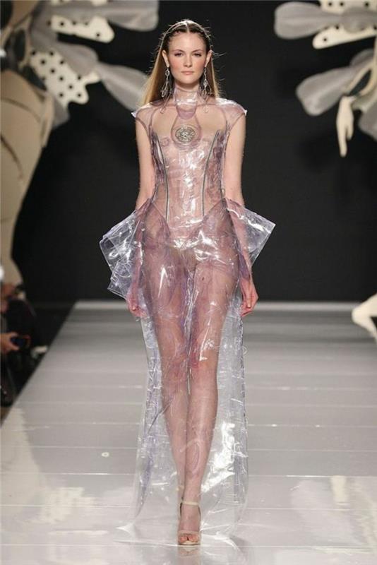 Muotitrendit läpinäkyvät mekot haute couture -muotia