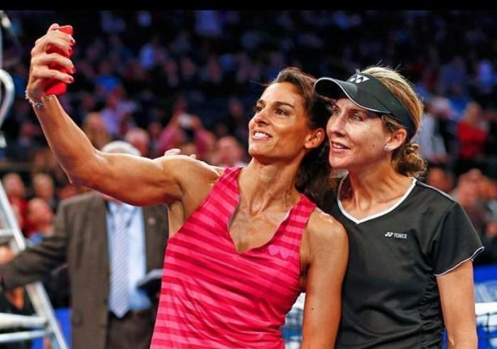 Monica Seles Gabriela Sabatini vastustajia tenniksessä Tyttöystäviä tenniskentän ulkopuolella