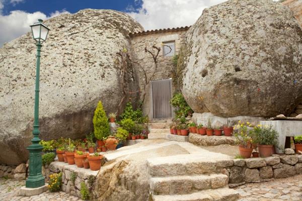 Monsanto arkkitehtuuri portugali rock house