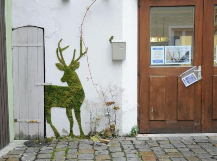 Sammal graffiti katutaiteilija ornamentti hirvi