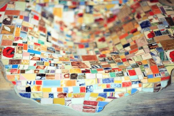 Mosaiikki puinen pesuallas värillisiä paloja