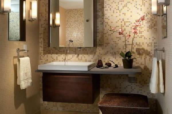 Idea mosaiikkiseinästä kylpyhuoneen uudistamiseksi