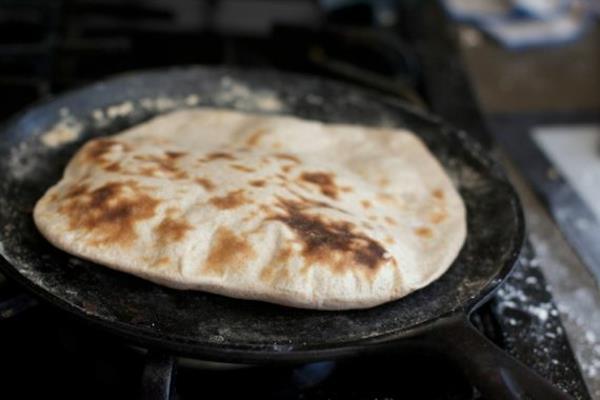 Paista naan -leipää tandooriuunissa tai pannulla