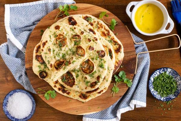 Naan -leipä paistetaan tandooriuunissa