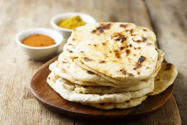 Naan -leivän leipominen aasialaisia ​​leipiä