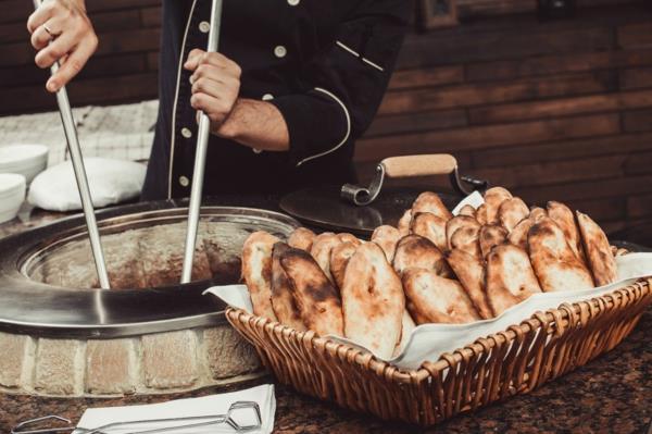 Naan leivän leipominen intialaista ruokaa tandooriuuni