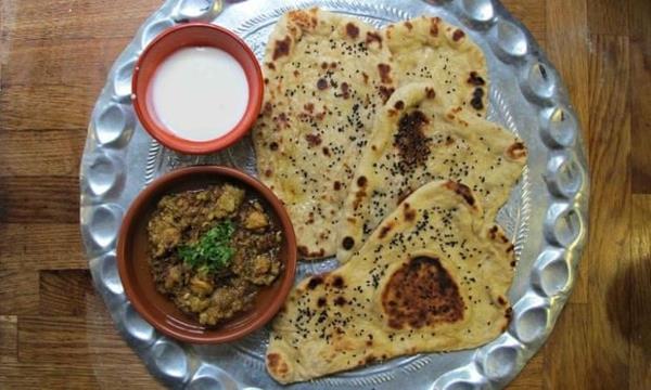Naan -leipä leipoo intialaisia ​​ruokia