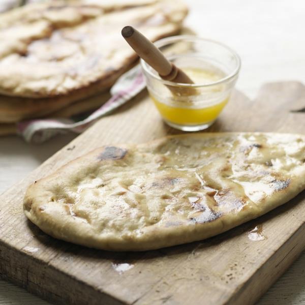 Paista naan -leipää, voitele voilla