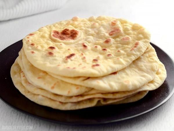 Paista naan -leipää ja pinoa se lautaselle