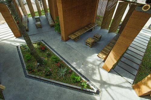 Puutarhatalot, jotka on valmistettu bambusta ja kivisistä kukkapenkeistä