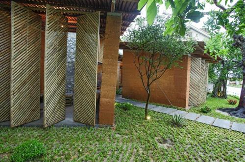 Puutarhatalot bambusta ja kiviruohoalueesta