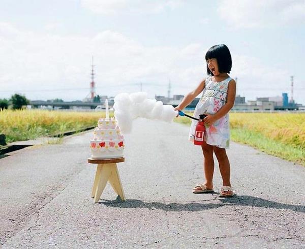 Nagano Toyoka tytär hauska lasten kuvia palo kakku