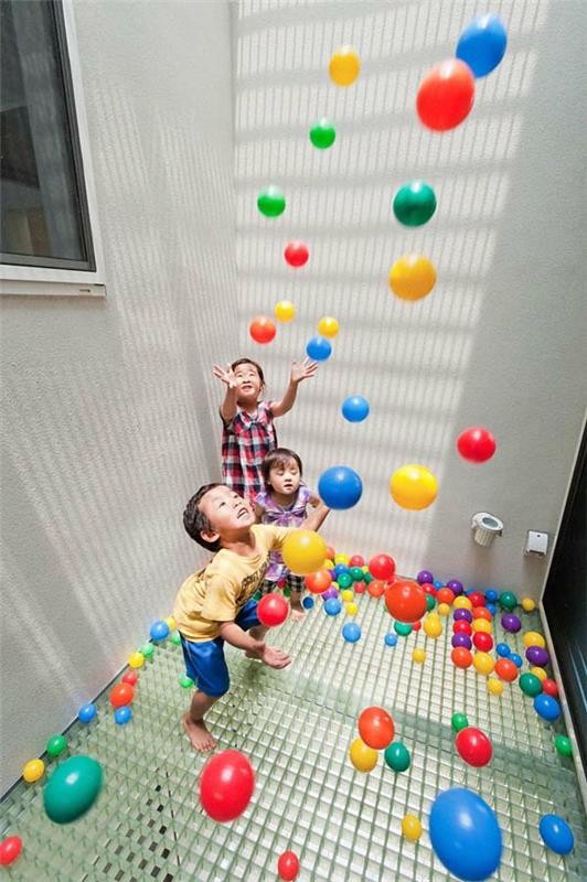 Nakameguro House by LEVEL Architects värikkäitä palloja