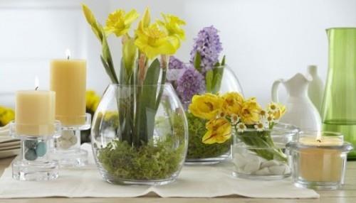 Narsissin sisustusideoita muiden kevään kukkien ja kynttilöiden kanssa