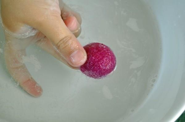Märkähuovutushuopa käsityöt lasten kanssa tunsivat pallon lämpimän veden