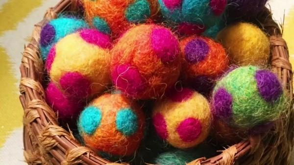 Märkähuovutus värikäs huovutusmunat koristeellinen pääsiäiskoriste huovutus lasten kanssa