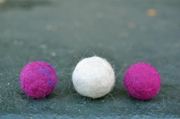 Märkähuovutus lasten huovuttaessa villahuopapalloja valkoinen violetti