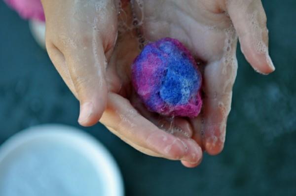 Märkähuovutus lasten huovuttaessa villavettä muodostaen huopapalloja