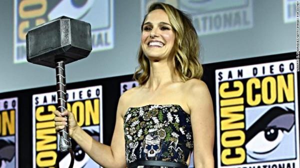 Natalie Portman vasaralla kädessään