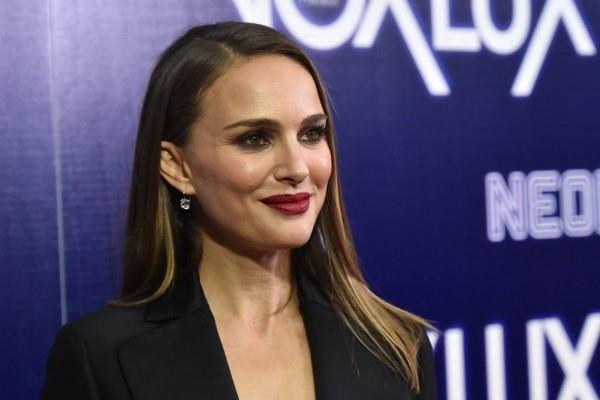 Natalie Portman - sinisen fontin edessä