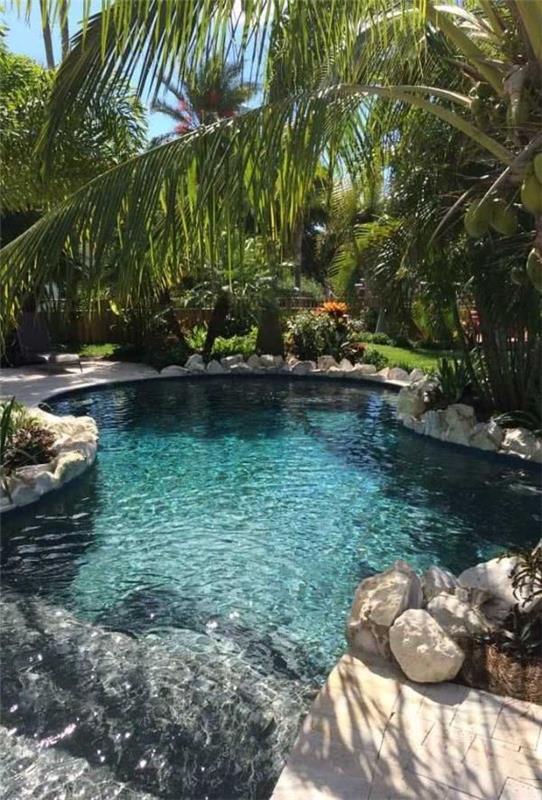 Luonnollisen uima -altaan modernit puutarhatrendit