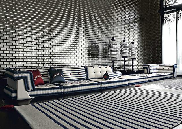 Merellinen olohuone Roche Bobois -sohva matto