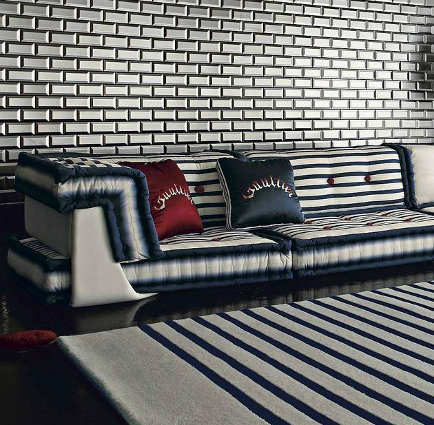Merellinen olohuone Roche Bobois viileät tyynyt loistava sohva