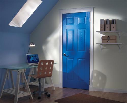 Uusia sisustusideoita huoneen oville, jotka on maalattu siniseksi