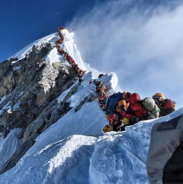 Uusi maailmanennätys Nirmal Purja kiipeää kaikki kahdeksan tuhatta vain kuudessa kuukaudessa! liikenneruuhka everestissä